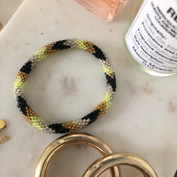 Jewelry - Roll Glass Bead Bracelet